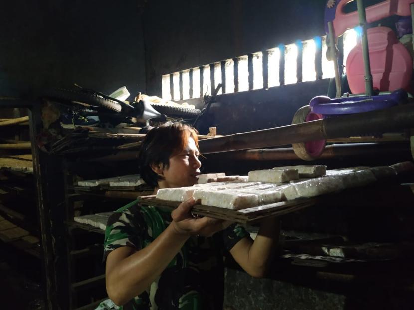Para perajin memproduksi tempe di Kampung Sukamaju, Kelurahan Panglayungan, Kecamatan Cipedes, Kota Tasikmalaya, Selasa (5/1). Ukuran tempe diperkecil oleh para perajin lantaran harga kedelai mahal.
