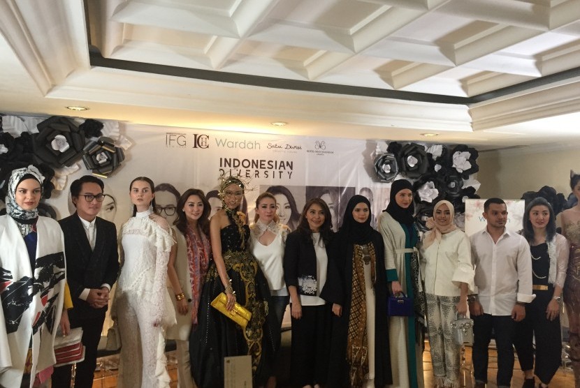 Para perancang memamerkan busana yang akan dibawa ke New York Fashion Week September 2017. Termasuk perancang busana Muslim Vivi Zubedi (kelima dari kanan).