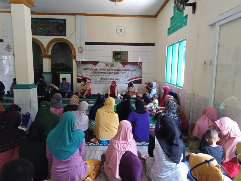 Para perawat di Kota Sukabumi yang tergabung dalam Persatuan Perawat Nasional Indonesia (PPNI) menggelar kegiatan perawat mengajar. Langkah tersebut untuk memberikan edukasi mengenai vaksinasi Covid-19 dan pencegahan penyebaran DBD.