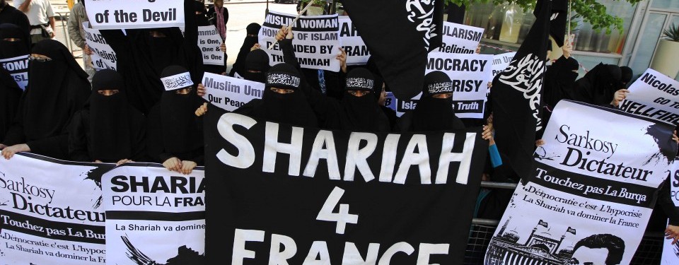 Para perempuan bercadar di London Inggris memprotes larangan burqa di Prancis, Senin (11/4).