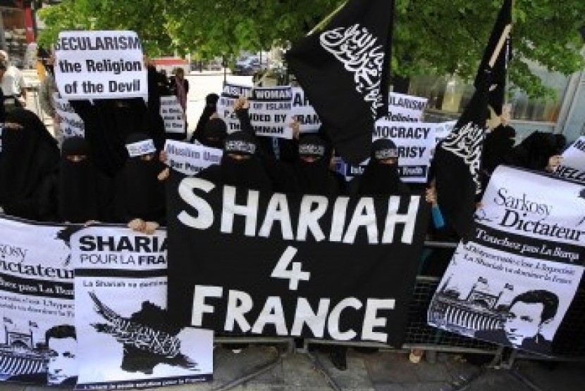 Sejumlah negara di Eropa berlakukan larangan khusus umat Islam. Para perempuan bercadar di London Inggris memprotes larangan burqa di Prancis, Senin (11/4).