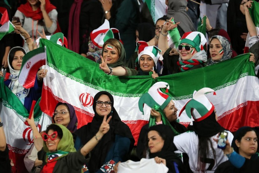 Ilustrasi. Para perempuan Iran hadir di Stadion Azadi, Teheran, untuk menyaksikan pertandingan tim nasional Iran vs Kamboja, Kamis (10/10). Sudah Beli Tiket, Ratusan Wanita Iran Dilarang Masuk Stadion Sepak Bola