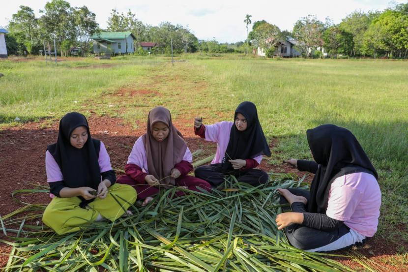 Para perempuan milenial di Kabupaten Kapuas Hulu, Kalimantan Barat mendapat pelatihan mengolah daun nyiur atau kelapa menjadi produk rumah tangga yang bernilai ekonomis. 