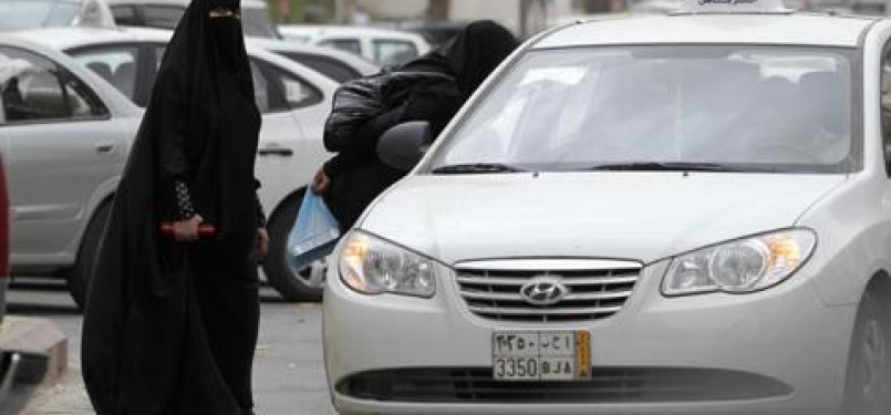 Para perempuan Saudi harus mempekerjakan supir pribadi atau bergantung pada kerabat laki-laki untuk mengendarai mobil.