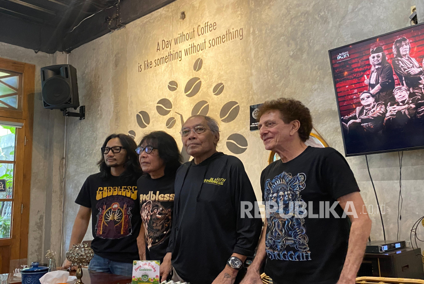 Para personel Godbless menggelar konferensi pers mengenai konser bertajuk 
