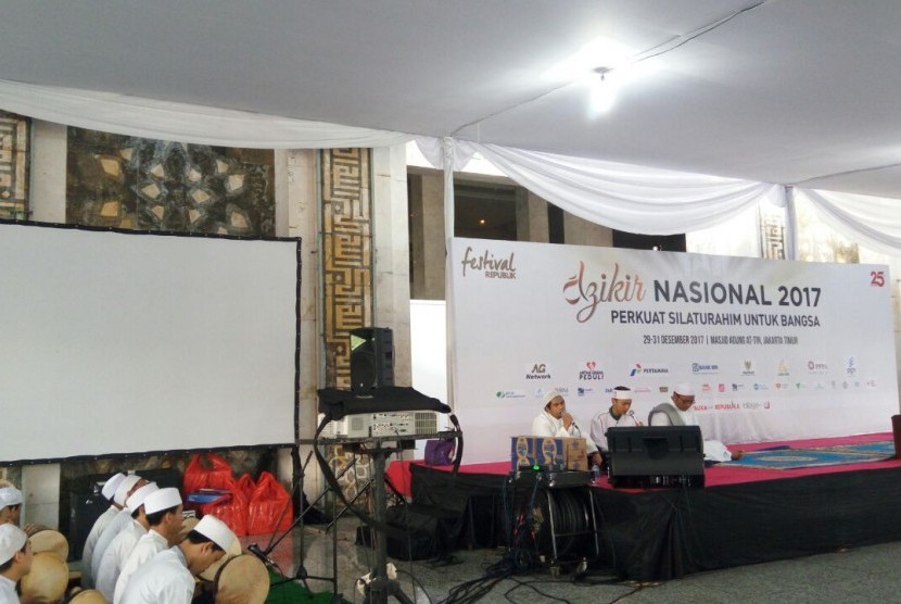 Para personel Majelis Ashalatu 'ala Nabi mulai melantunkan shalawat, pada acara Dzikir Nasional 2017 di masjid At-Tin, Jakarta Timur, Ahad (31/12).