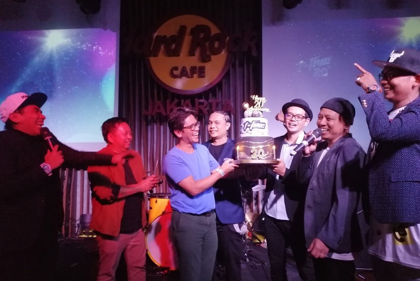 Para personel T-Five mendapat kejutan ulang tahun dari musisi Gilang Ramadhan dan label musik ProAktif saat menggelar konser 