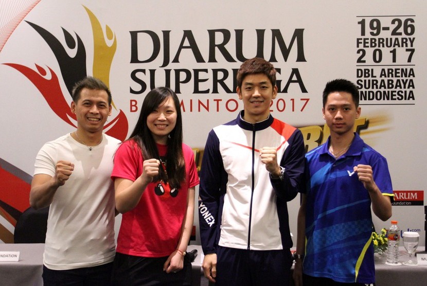 Para perwakilan atlet peserta turnamen Djarum Superliga Badminton 2017 saat jumpa pers di Hotel Ciputra World Surabaya, Sabtu (18/2). Dari kiri: Riky Widianto, Zhang Beiwen (AS), Lee Yong Dae (Korea Selatan) dan Kevin Sanjaya Sukamuljo