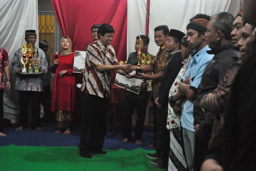 Para perwakilan dusun menerima piala dan piagam penghargaan 'Turnamen Ngopi Bareng' di kantor Kecamatan Jambu.