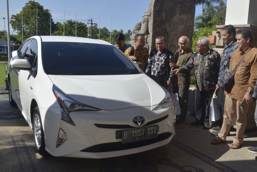 Para perwakilan perguruan tinggi yang terlibat dalam studi komprehensif mobil listrik Kemenperin mengamati mobil Toyota Prius Hybrid Electric Vehicle (HEV) usai kegiatan pemaparan Laporan Akhir Fase-2 Riset Komprehensif Mobil Listrik dengan Melibatkan Perguruan Tinggi di Universitas Udayana, Jimbaran, Bali, Selasa (23/4/2019).