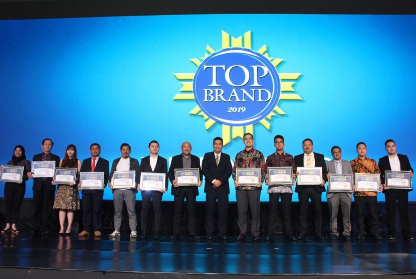 Para perwakilan perusahaan-perusahaan anak bangsa ketika meraih Top Brands 2019.