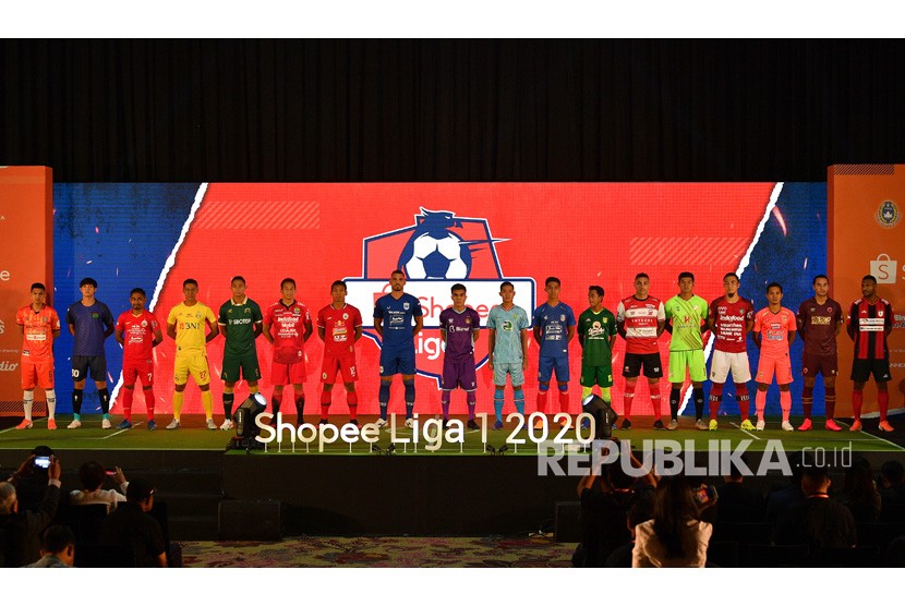 Para perwakilan pesepak bola dari klub peserta Shopee Liga 1 2020 berfoto bersama saat peluncuran liga tersebut di Jakarta, Senin (24/2/2020).