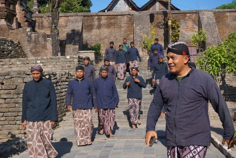 Para perwira Kodim 0734/Yogyakarta saat berkunjung ke makam raja-raja Mataram, Kotagede, Yogyakarta, Sabtu (7/9).