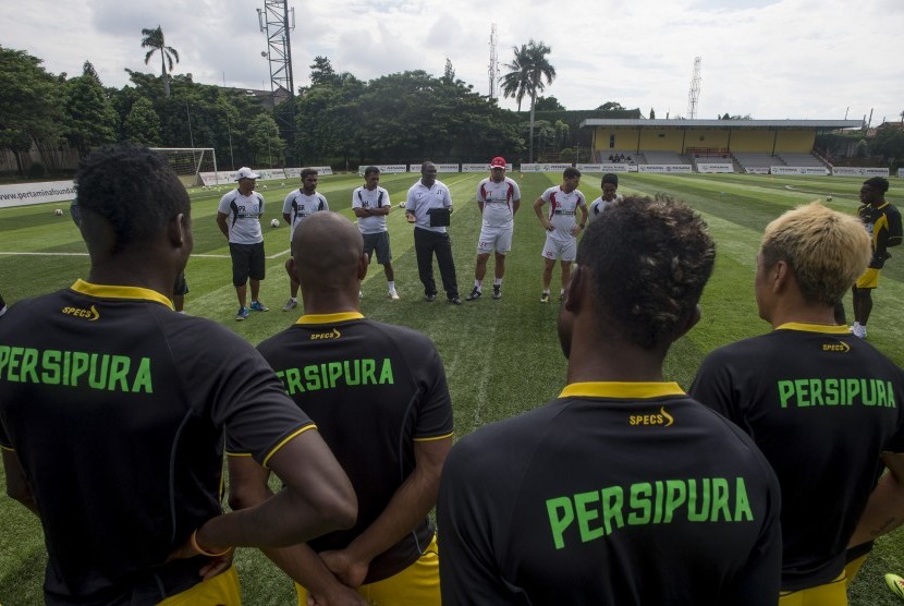 Para pesepakbola Persipura Jayapura melakukan latihan di Lapangan Pertamina, Simprug, Jakarta, Sabtu (22/3). Pemusatan latihan di Lapangan Pertamina Simprug tersebut dalam rangka menghadapi laga tandang melawan New Radiant di Maladewa dalam lanjutan Grup E