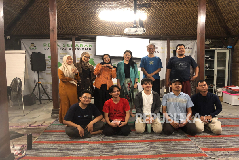 Para peserta acara Cangkrukan Pemikiran Gus Dur: Represifitas di Negara Demokrasi di Griya Gusdurian, Bantul, DIY, Jumat (19/9/2025).