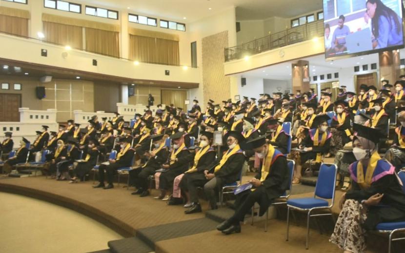 Para peserta acara wisuda ke-166 tahun 2022 Undip hari pertama, yang dilaksanakan secara luring, di Gedung Prof Sudharto, kompleks kampus Undip, Tembalang, Kota Semarang, Selasa (17/5). Sebanyak 1.504 lulusan diwisuda pada pada wisuda ke-166 ini.