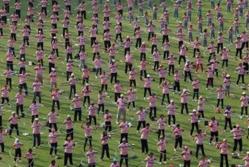 Para peserta ajang tari hula hoop berkumpul di stadion terbuka Universitas Thammasat dan memecahkan rekor dunia.