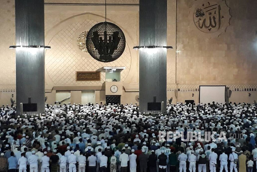 Para peserta Aksi SImpatik 55 yang melakukan shalat subuh di Masjid Istiqlal, Jakarta, Jumat (5/5).