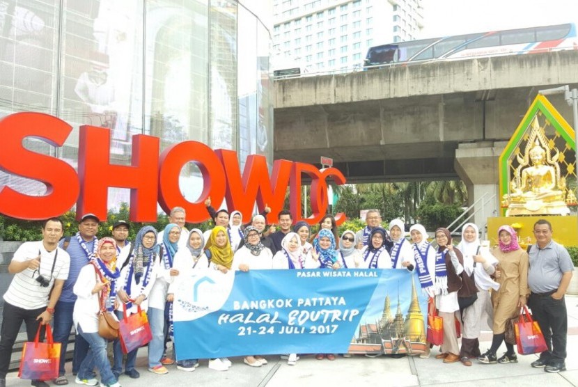 Para peserta  Bangkok Pattaya Halal Edutrip berfoto di depan ShowDC Bangkok, Thailand.