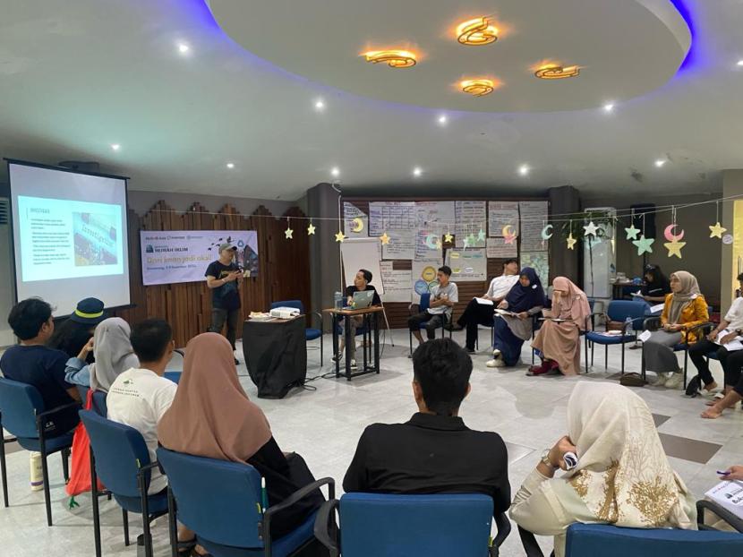 Para peserta Bengkel Hijrah Iklim (BHI) 2.0 mendengarkan materi tentang jurnalisme investigasi oleh eks wartawan Jakarta Post, Bambang Muryanto, di Kampoeng Media, Sleman, Yogyakarta, Kamis (7/12/2023).