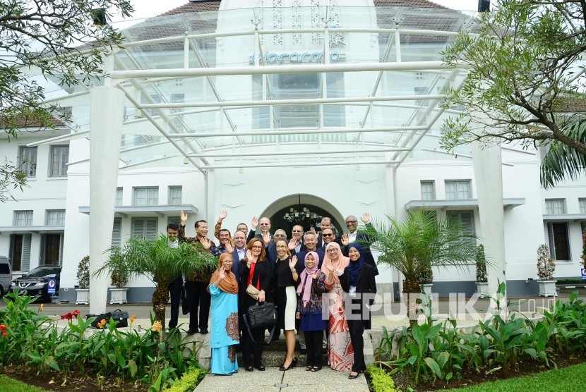 Para peserta berfoto bersama dihalaman Gedung Heritage Bio Farma pada pembukaan Workshop Manajemen Vaksin Negara Islam, di Bio Farma, Kota Bandung, Selasa (15/11). 