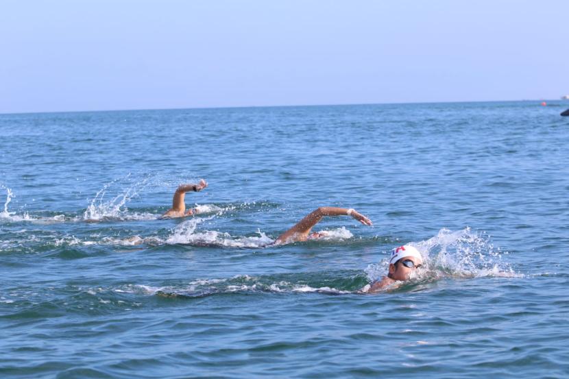 Para peserta berlomba nomor perlombaan lima kilometer putra dan putri 2nd Southeast Asia Open Water Swimming Championships 2024 pada hari pertama di Pantai Hotel InterContinental Jimbaran, Bali, Jumat (28/6/2024).