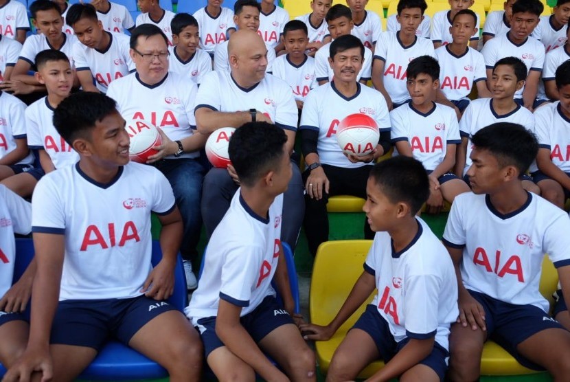 Para peserta Coaching Clinic Indra Sjafri bersama AIA.