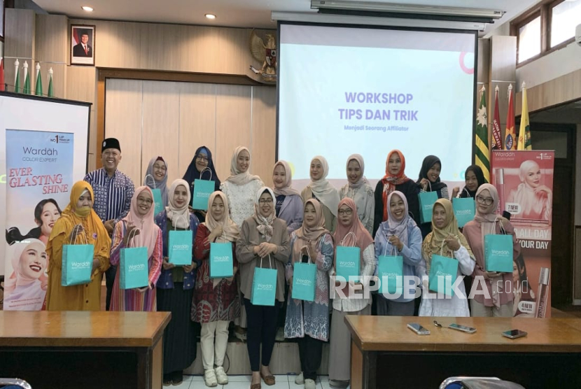 Para peserta dan panitia berfoto bersama pada acara Workshop Bercuan Bersama Paragon: Tips dan Trik Menjadi Seorang Affiliator TikTok dan Shopee, Ahad (9/3/2025). Acara yang digelar di Kantor MEBP PWM DIY, Yogyakarta, ini merupakan hasil kolaborasi Paragon Corp dengan Jaringan Saudagar Muhammadiyah (JSM).  