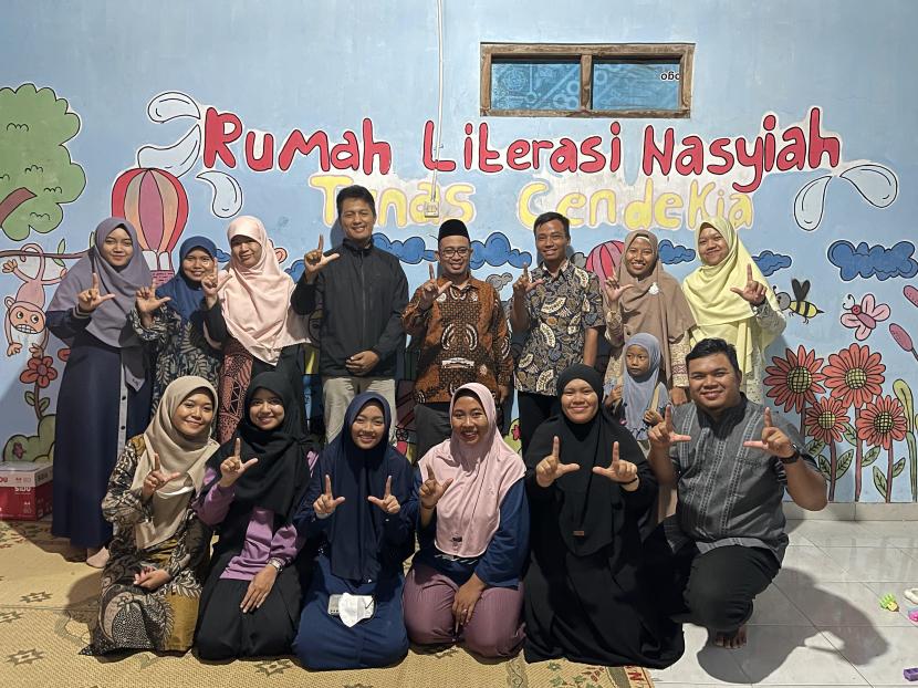 Para peserta dan pembicara Diskusi Literasi di Rumah Literasi Nasyiah (Ralina) Tunas Cendekia, yang terletak di Pedukuhan 3 Garongan Kulonprogo, Daerah Istimewa Yogyakarta, Ahad (19/11/2023) lalu.