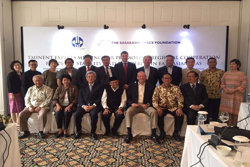 Para peserta dan pembicara Eminent Expert Meeting on Promoting Regional Cooperation for Peace, Stability, and Prosperity in East Asian Sae berfoto bersama dengan mantan Presiden BJ Habibie, di Jakarta, Senin (1/8/2016). 