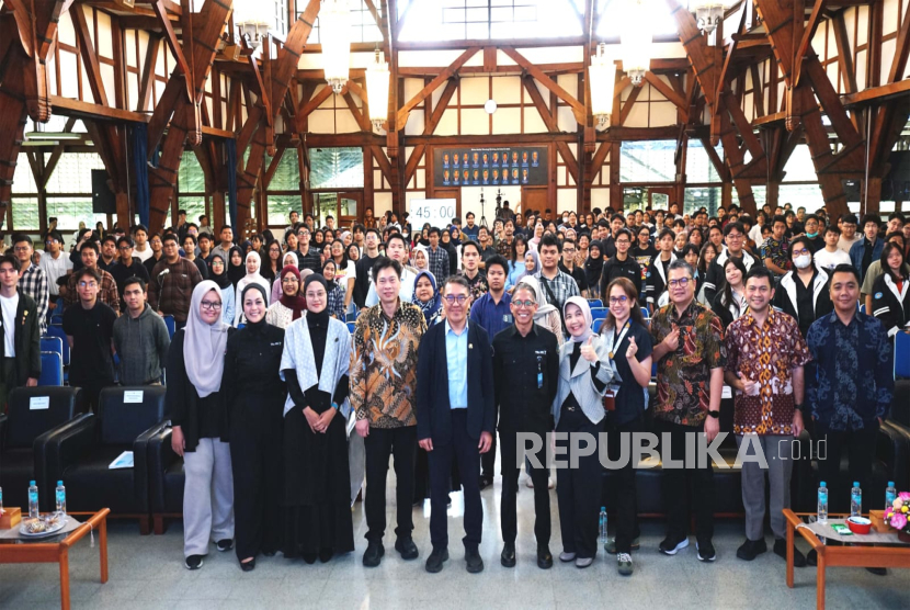 Para peserta dan pembicara kuliah umum bertajuk Lead with Actions: Kepemimpinan Adaptif dan Tangguh di Industri Nyata berfoto bersama pada acara yang digelar di Institut Teknologi Bandung (ITB), Rabu (19/11/2025).