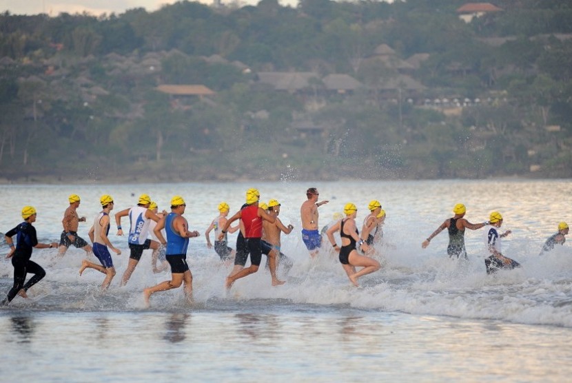  Para peserta dari berbagai negara berlari menuju laut ketika mengikuti triatlon/ilustrasi.