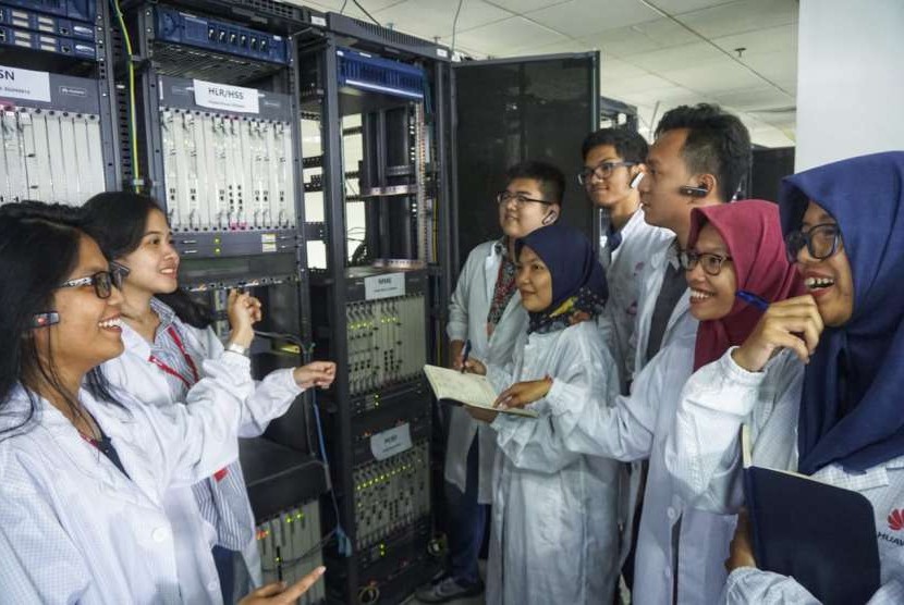 Para peserta dari Indonesia yang mengikuti program Seeds for the Future mempelajari konfigurasi 4G BTS di laboratorium Huawei di Shenzen, Guangdong, Cina, Rabu (5/9).