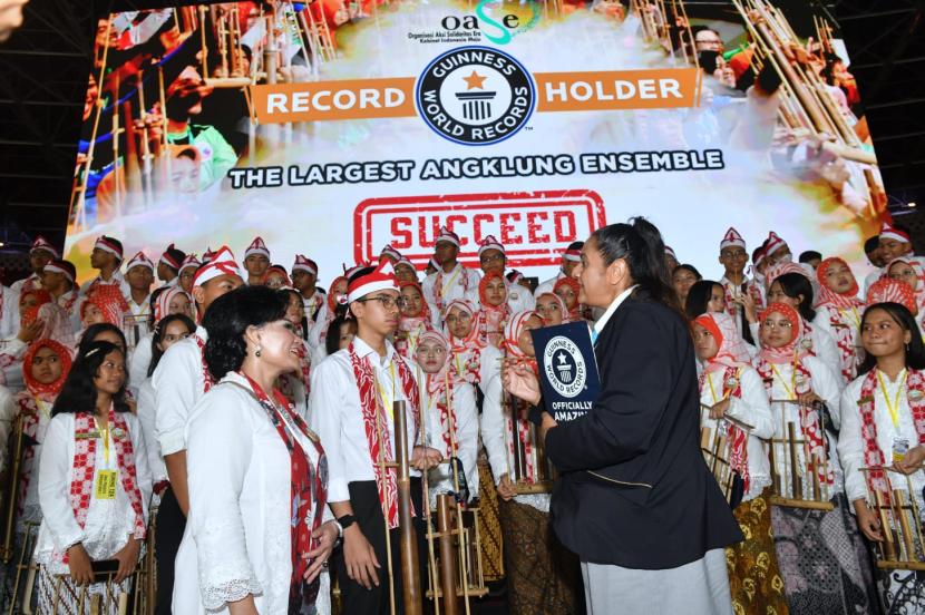 Para peserta dari SMA Pradita Dirgantara yang ikut andil dalam proses pemecahan rekor dunia angklung.