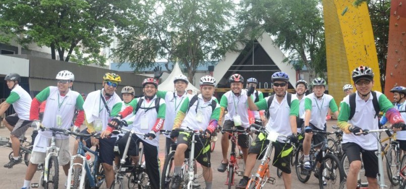 Para peserta event Bridgestone Gowes Hijau bersiap melakukan start di GOR Soemantri, Kuningan.