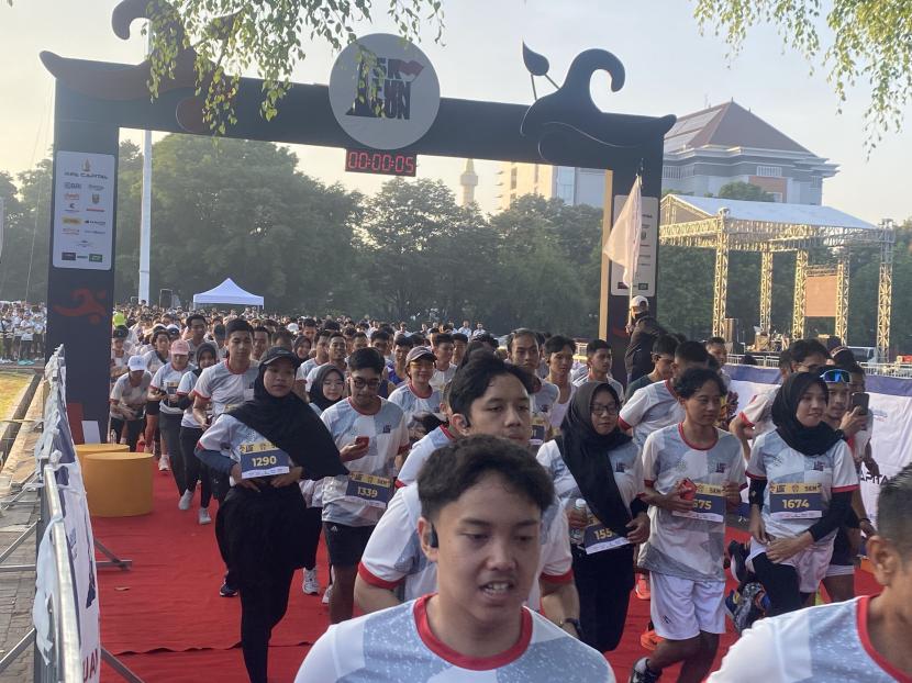 Para peserta event lari Pejuang Run sesaat setelah memulai perlombaan di Grha Sabha Pramana (GSP) UGM, Ahad (19/5/2024).