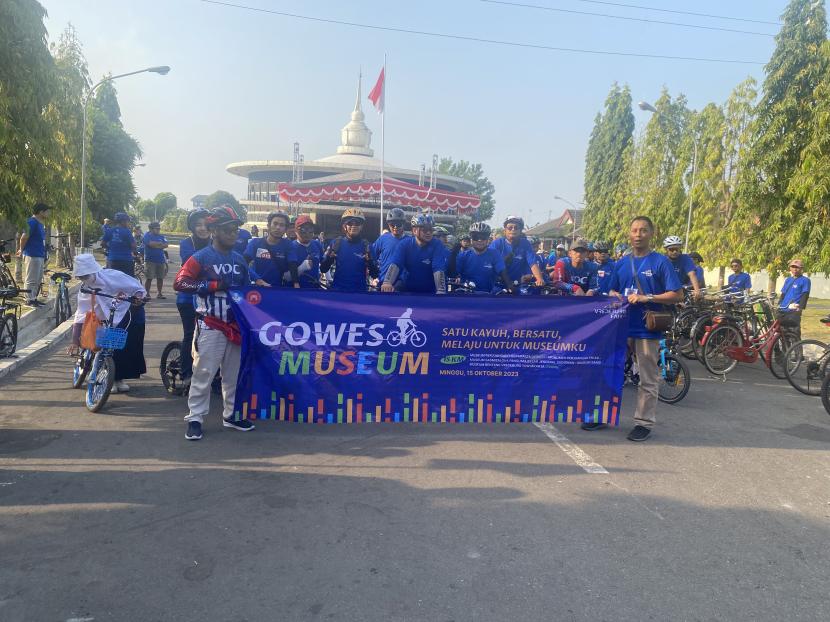 Para peserta Gowes Museum saat bersiap-siap melakukan start dari Museum Perjuangan Yogyakarta, Ahad (15/10/2023).
