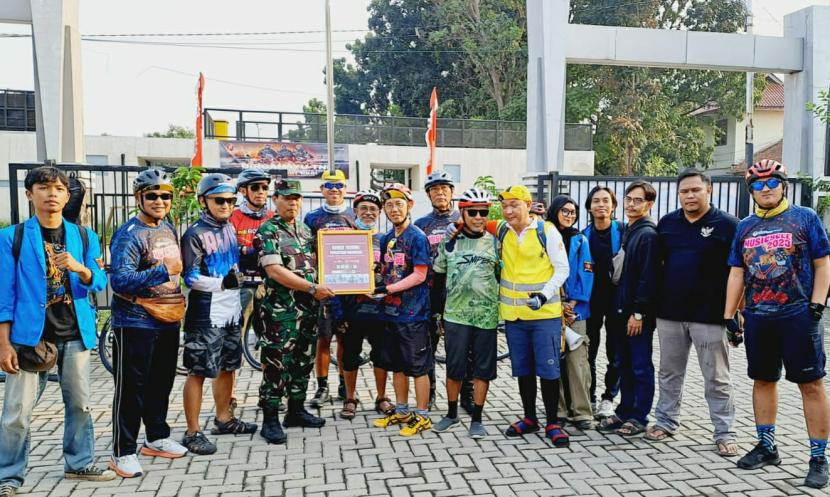 Para peserta Gowes Persatuan Tangsel-Bandung di Markas Kodim, Pamulang, Tangsel, Sabtu (14/10/2023).
