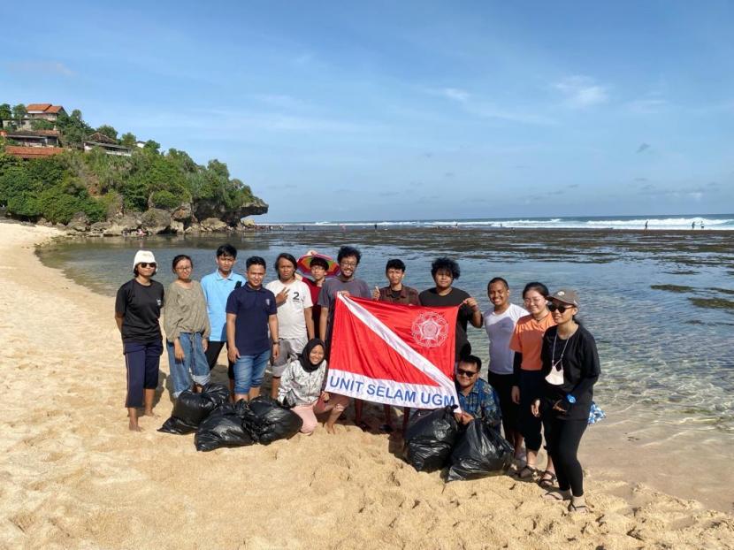 Para peserta kegiatan bersih Pantai Sundak, Gunungkidul, DIY.