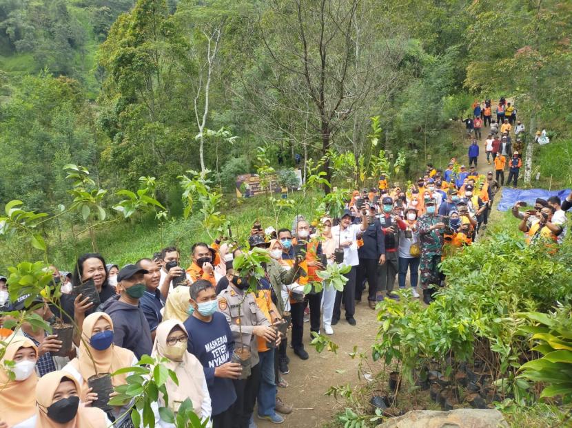 Para peserta kegiatan penanaman bibit pohon di lereng Gunung Lawu.