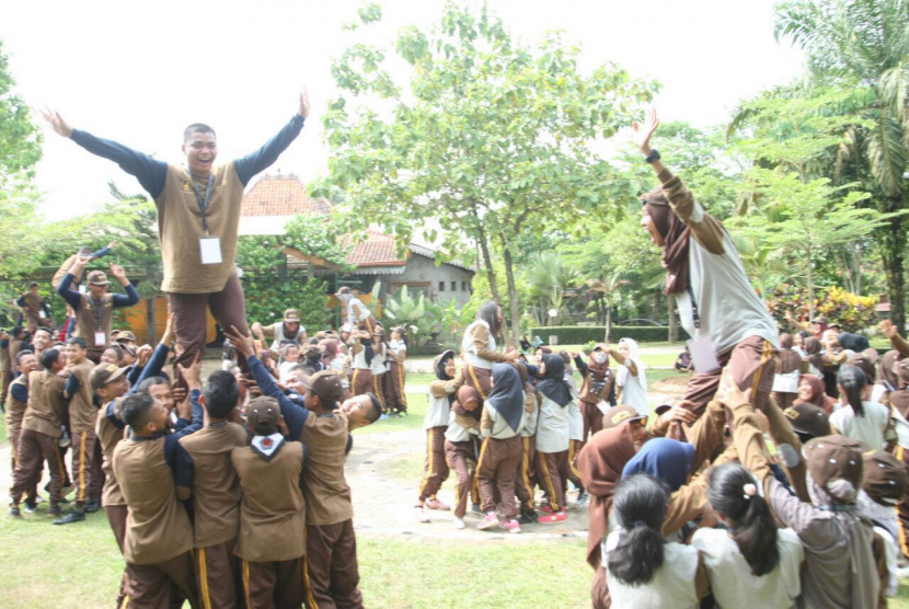 Para peserta Kemah Sosialisasi Empat Pilar MPR melakukan kegiatan outbond.