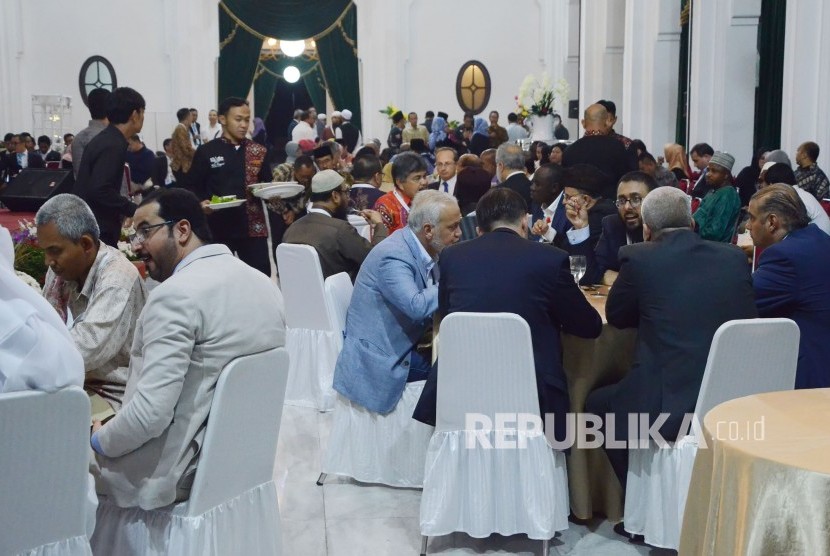 Para peserta konferensi saling berbincang saat jamuan makan malam World Zakat Forum International Conference 2019, di Gedung Sate, Kota Bandung, Selasa (5/11).