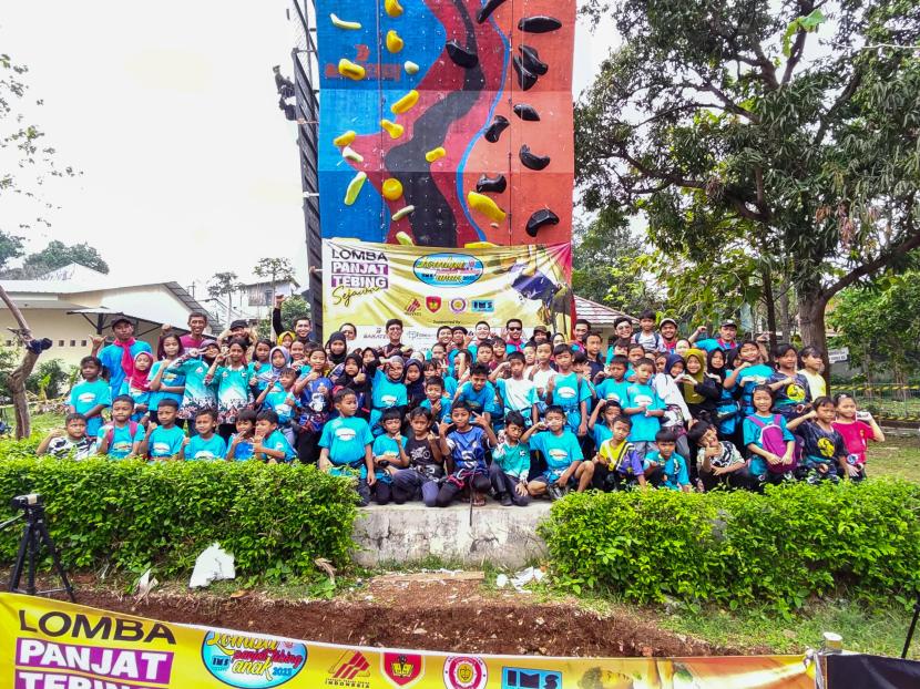 Para peserta Lomba Panjat Tebing Anak se-Jawa yang digelar IMS dan  Unit Kegiatan Mahasiswa (UKM) Krisnapala Universitas Krisnadwipayana (Unkris), Ahad (26/11/2023).  