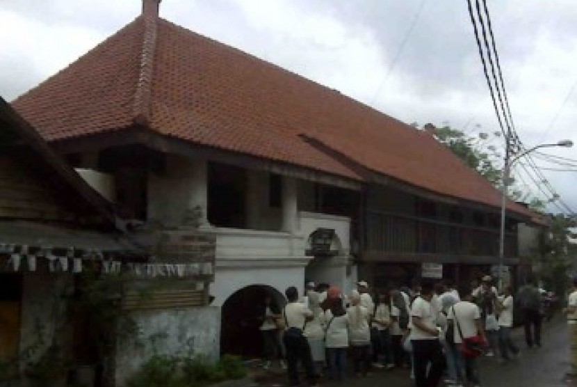 Wisatawan nusantara mengunjungi Kawasan Kota Tua, Jakarta, Kamis (17/12).  (Republika/WIhdan Hidayat)