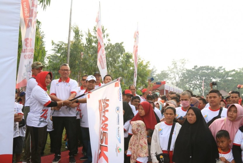 Para peserta memulai jalan sehat 'BUMN Hadir Untuk Negeri' di Mempawah, Kalimantan Barat, Ahad (18/8).
