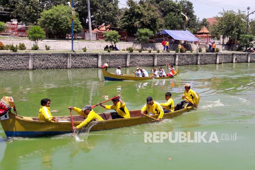Para peserta mendayung perahu Pehchun dalam rangkaian Festival Tjimanoek Hari Jadi Kabupaten Indramayu ke-489, di Sungai Cimanuk, Kabupaten Indramayu. (Lilis Sri Handayani/Republika)