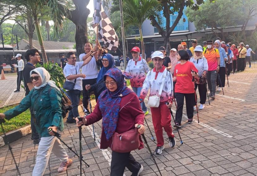 Para peserta mengikuti Jalan Sehat Nordik sekaligus pencanangan Fun Week 2.0, di Kampus PPM School of Management Jakarta. 