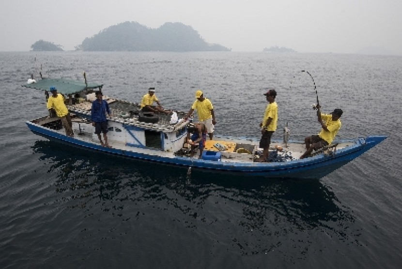 Para peserta mengikuti lomba memancing dalam Festival Karimata 2015 di Kepulauan Karimata (ilustrasi).