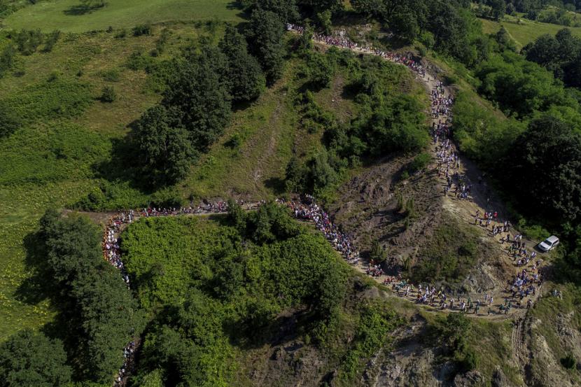 Para peserta mengikuti March of Peace, pawai untuk memperingati pembantaian Srebrenica tahun 1995, di Nezuk, Bosnia, Sabtu, 8 Juli 2023. Pawai perdamaian yang khidmat dimulai pada hari Sabtu melalui hutan di Bosnia timur untuk mengenang pembantaian Srebrenica tahun 1995 , satu-satunya genosida yang diakui Eropa sejak Perang Dunia II.