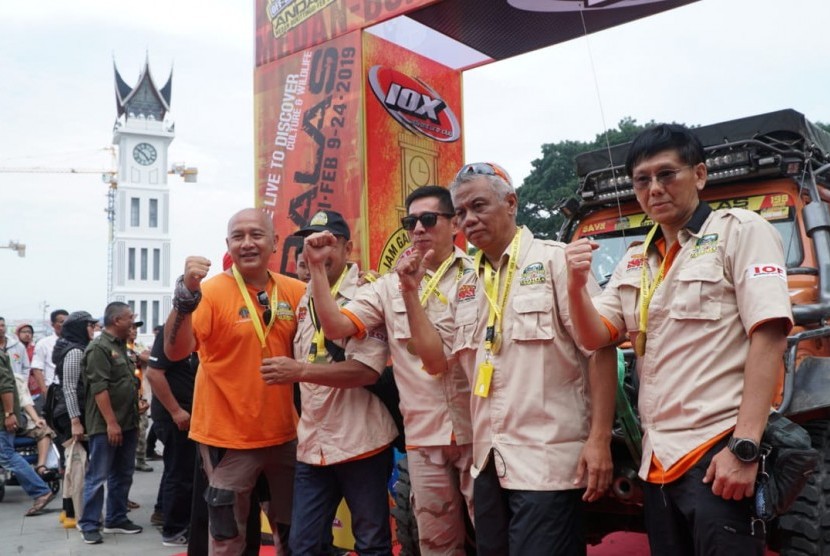 Para peserta meraih medali IOX Andalas 2019 setelah berhasil finis di area Jam Gadang, Bukittinggi, Sumatra Barat, Ahad (24/2).